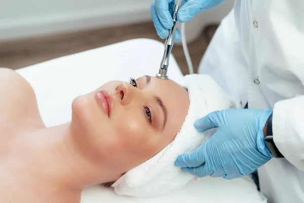 Piękna kobieta otrzymuje zabieg pielęgnacji skóry twarzy w kosmetycznej klinice kosmetycznej — Zdjęcie stockowe