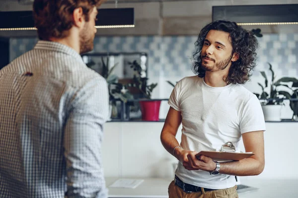 Fechar foto de dois colegas do sexo masculino discutindo projeto no escritório — Fotografia de Stock