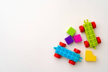 Beyaz arka planda çocukların plastik yapıcılarının ayrıntıları