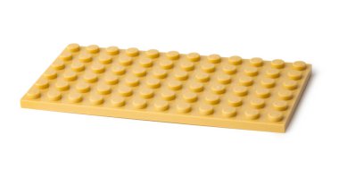 Renkli plastik oyuncak yapı bloğu beyaza izole edildi