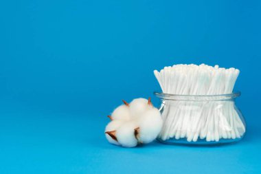 Cam bardakta hijyenik pamuk kulaklık.