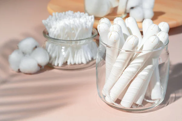 Katoen tampons en oordopjes op papieren ondergrond — Stockfoto