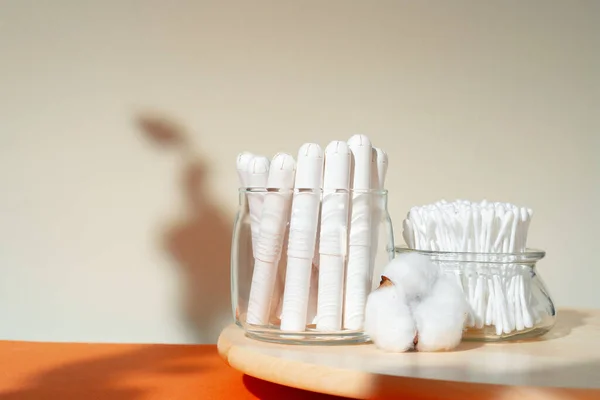 Tampões de algodão e auriculares sobre fundo de papel — Fotografia de Stock