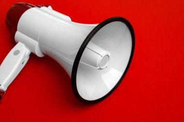 Kırmızı arkaplanda elektronik megafon. Yakın plan.