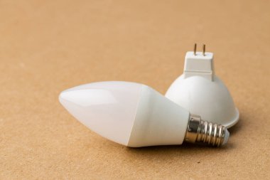El işi kağıdı arkaplanındaki ampul kapat