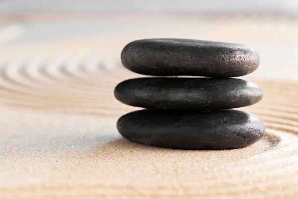 Japonês zen jardim com pedra em raked areia — Fotografia de Stock