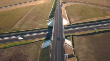 Hareket eden arabalarla yol ve köprü manzarası