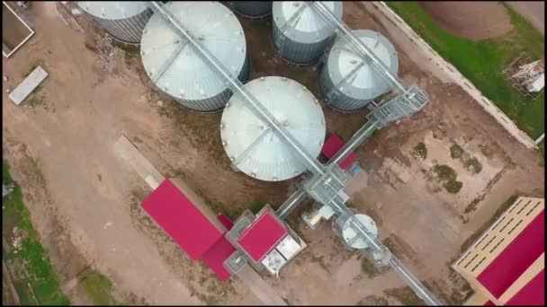 Vista aérea de cisternas de instalaciones industriales — Vídeos de Stock