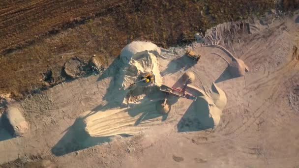 Вид с воздуха на место хранения строительных материалов суш в виде песка и цемента — стоковое видео