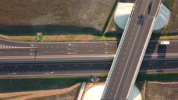 Blick von oben auf Straße und Brücke mit fahrenden Autos — Stockvideo