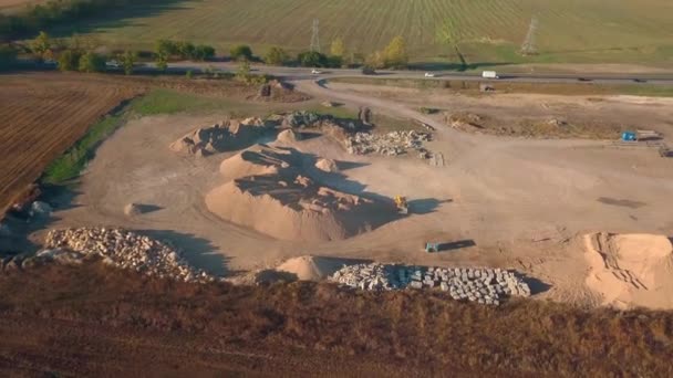 Vista aérea del lugar de almacenamiento de materiales de construcción como arena y cemento — Vídeos de Stock