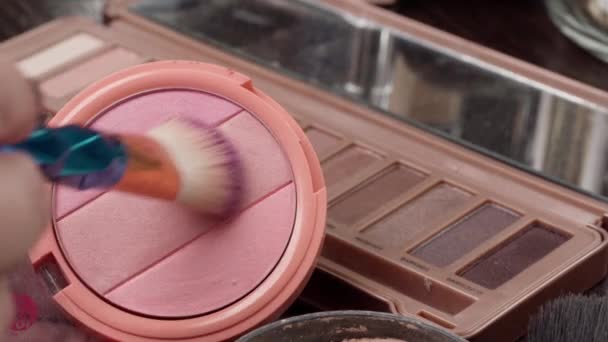 Las manos femeninas que aplican el rubor del maquillaje de la paleta cosmética de la cara de cerca — Vídeos de Stock