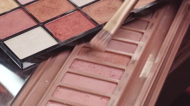 Close-up van make-up borstel en oogschaduwen palet op ijdelheid tafel — Stockvideo
