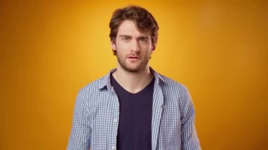 Genç adam baş ağrısı, dokunmatik kafa, sarı arka plan