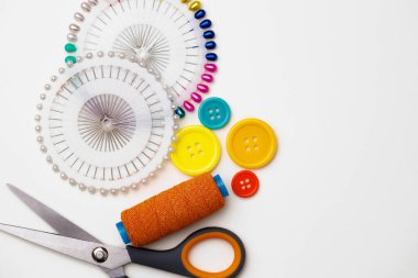 Beyaz arkaplanda izole edilmiş çeşitli dikiş aksesuarları