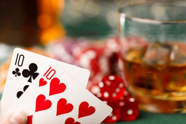 Kart, bardakta cips ve alkol.