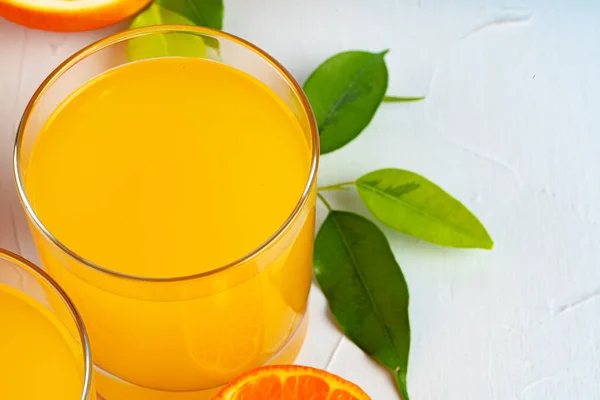 Taza de jugo de naranja en la mesa de cerca — Foto de Stock
