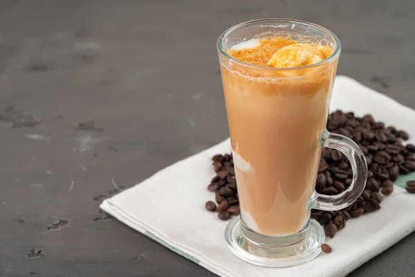 Аффогато кофе с мороженым подается в стакане — стоковое фото