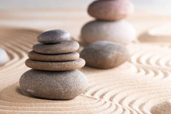 Japonês zen jardim com pedra em raked areia — Fotografia de Stock