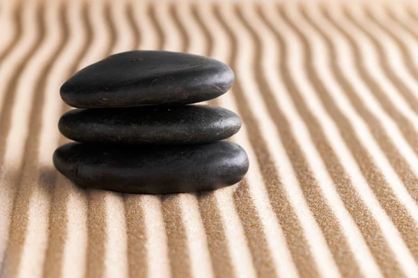 Японський сад дзен з каменем у ржавому піску. — стокове фото