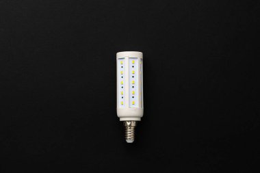 Siyah arkaplan görünümünde bir ampul