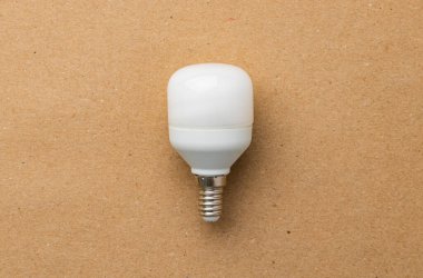 El işi kağıdı arkaplanındaki ampul kapat