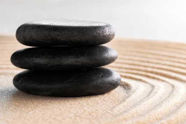 Jardin zen japonais avec pierre dans le sable râpé — Photo