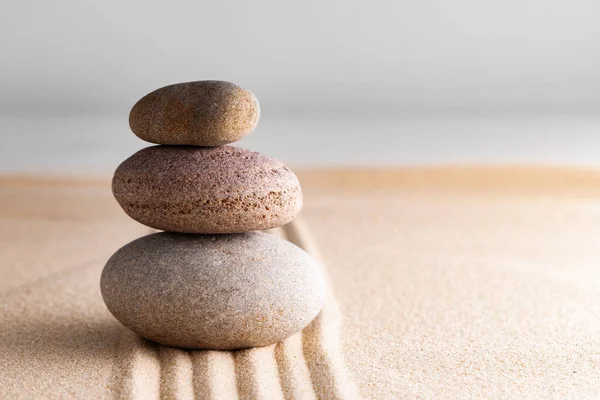 Японский дзен-сад с камнем в песок — стоковое фото