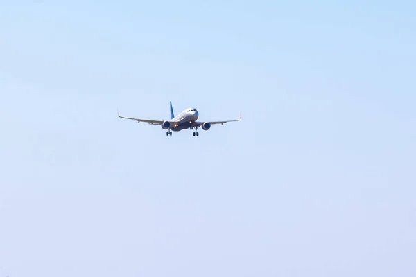 Passenger airplane flying against clear blue sky — Stock Photo, Image