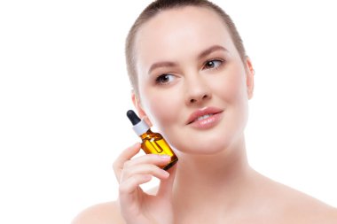 Çıplak omuzlu güzel bir kadın ve cilt bakımı yapan mükemmel bir cilt.