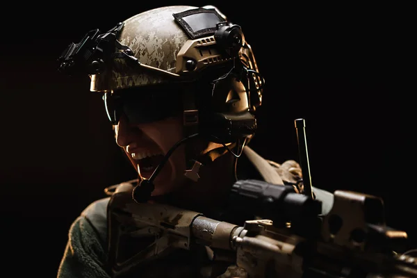 Amerikaanse Special Forces soldaat op zoek naar het doel klaar om te schieten tegen zwarte donkere achtergrond — Stockfoto