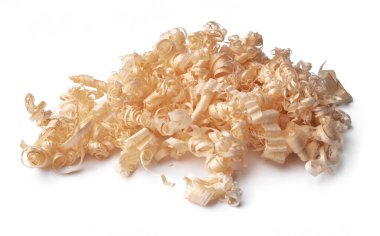 Beyaz zemin üzerinde izole ahşap talaşı