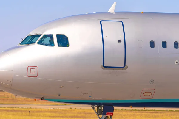 Close-up van het op de luchthaven geparkeerde passagiersvliegtuig — Stockfoto