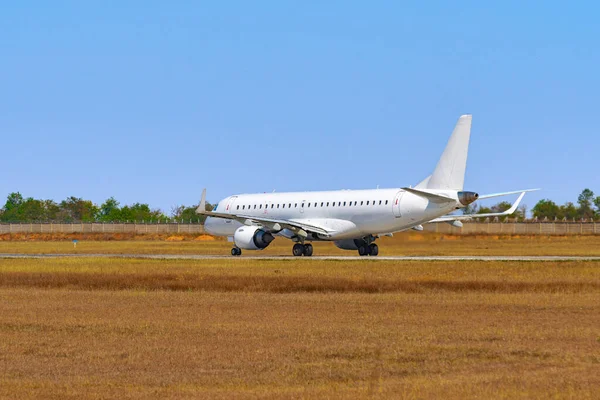 Großes Passagierflugzeug fährt über Landebahn in Flughafen — Stockfoto