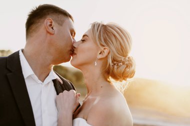 Gün batımında bir gelin ve damadın portresi