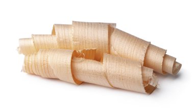 Beyaz zemin üzerinde izole ahşap talaşı