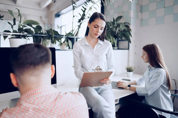 Unga affärsmän som arbetar tillsammans med projekt på modernt kontor — Stockfoto