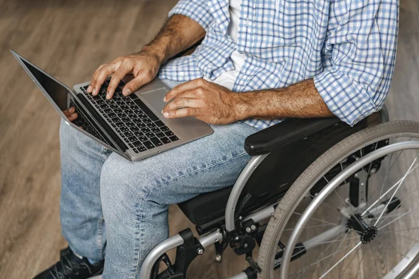 車椅子に座ってノートパソコンを使う障害者 — ストック写真