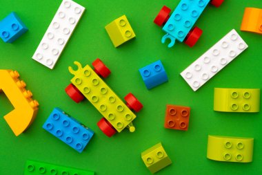 Yeşil arka planda plastik üreticisi olan çocukların detayları