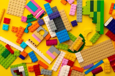 Çocuk oyuncakçı ayrıntıları sarı arka planda dağınık