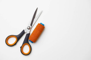 Beyaz arkaplanda izole edilmiş aksesuarlar dikiliyor