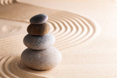 Tırmık içinde taş olan Japon zen bahçesi