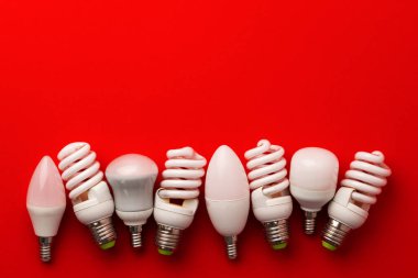 Kırmızı arkaplan görünümünde LED ampuller