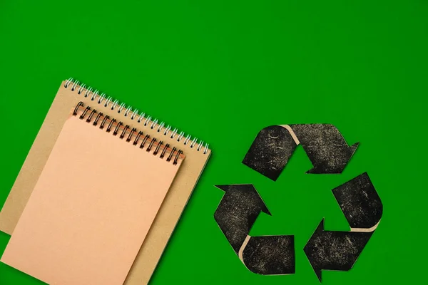 Conceito de reciclagem de papel na vista superior de fundo verde — Fotografia de Stock