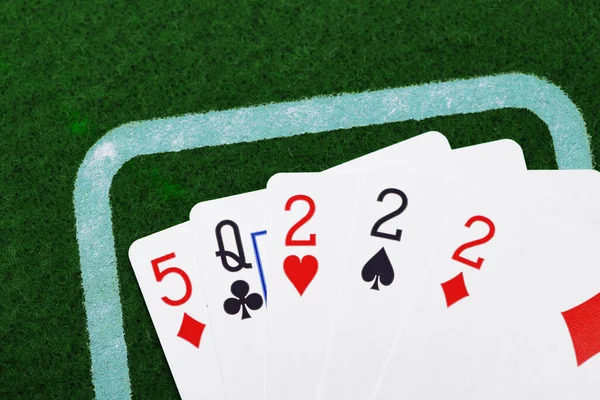 Yeşil tekstil arkaplan görünümünde beş oyun kartı — Stok fotoğraf