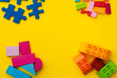 Oyuncak çocuklar sarı arkaplan görünümlü inşaatçı