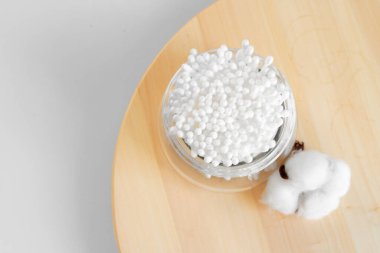 Cam bardakta hijyenik pamuk kulaklık.