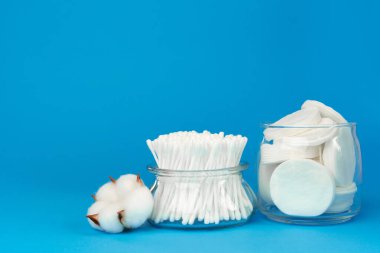 Kağıt zemin üzerinde pamuk tamponlar ve kulaklık.