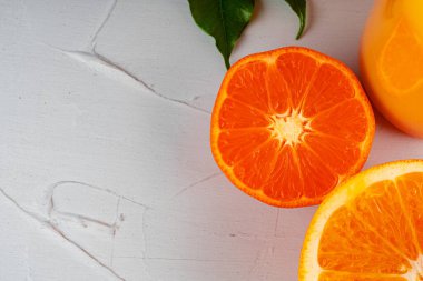 Yarısı turuncu, yeşil yapraklı.