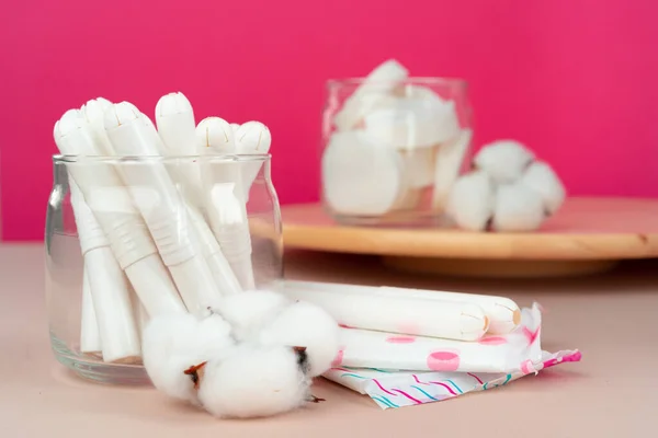 Tampones higiénicos y flor de algodón sobre fondo de papel — Foto de Stock